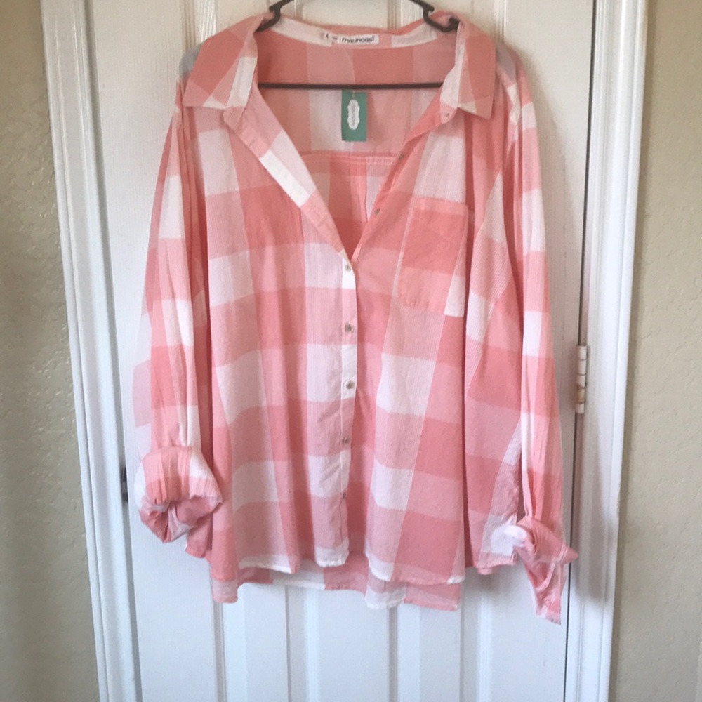 MAURICE’S 4X button up coral and white top.
